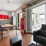 Guesthost - With Huge Terrace- Calvairate District Apartamento